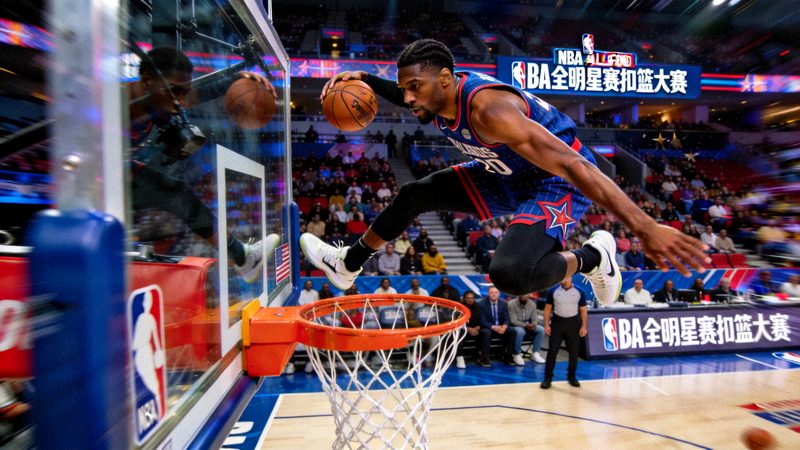 NBA全明星赛扣篮大赛精彩瞬间，球员飞跃篮筐